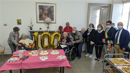 Festeggiamenti a Frassineto Po, presso la Casa di Riposo per i cento anni di Maria e di Rosa